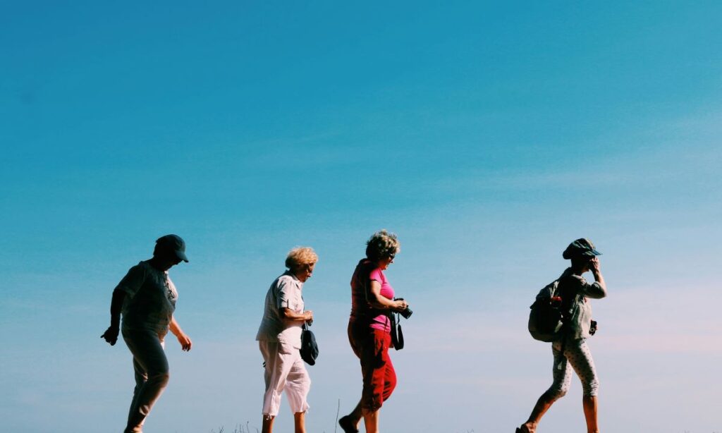 Mulheres caminhando (Foto de sk na Unsplash)